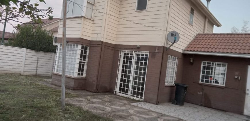 Hermosa casa aislada ubicada en Microbarrio Los Copihues, Larapinta