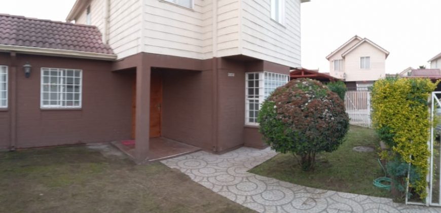 Hermosa casa aislada ubicada en Microbarrio Los Copihues, Larapinta