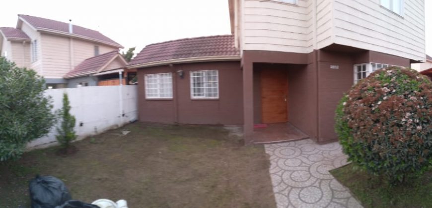 Hermosa casa aislada ubicada en Microbarrio Los Copihues, Larapinta