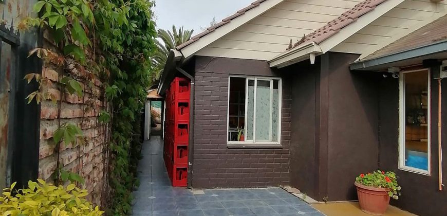 CASA CON 2 LOCALES COMERCIALES AV. LA HACIENDA LARAPINTA