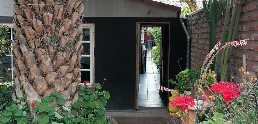 CASA CON 2 LOCALES COMERCIALES AV. LA HACIENDA LARAPINTA