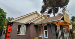 CASA CON 2 LOCALES COMERCIALES AV. LA HACIENDA LARAPINTA