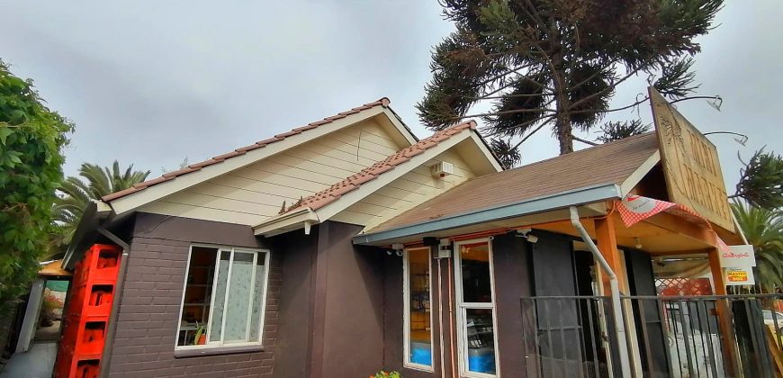 CASA CON 2 LOCALES COMERCIALES AV. LA HACIENDA LARAPINTA