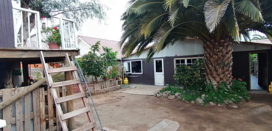 CASA CON 2 LOCALES COMERCIALES AV. LA HACIENDA LARAPINTA