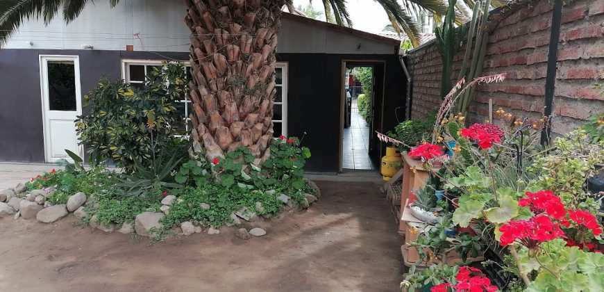CASA CON 2 LOCALES COMERCIALES AV. LA HACIENDA LARAPINTA
