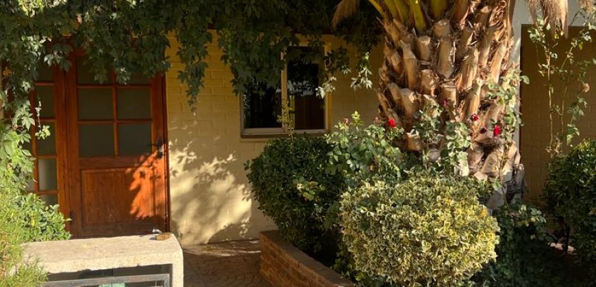 Bella Casa Aislada en Pasaje Los Espinos Larapinta