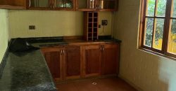 Bella Casa Aislada en Pasaje Los Espinos Larapinta