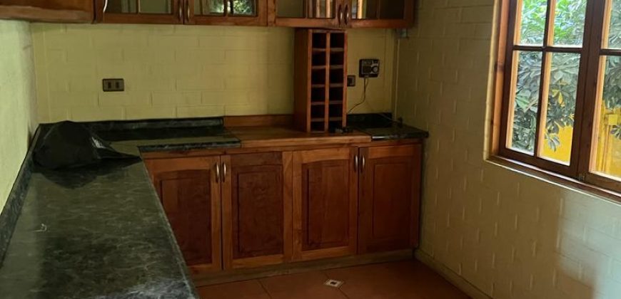 Bella Casa Aislada en Pasaje Los Espinos Larapinta