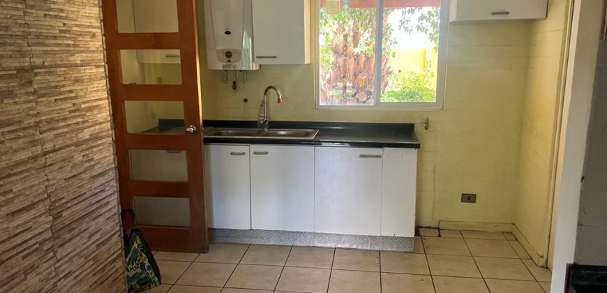 Bella Casa Aislada en Pasaje Los Espinos Larapinta
