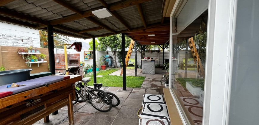 Bella Casa Comercial en Pasaje El Clavel Poniente Larapinta 1ra etapa