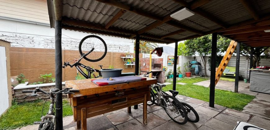 Bella Casa Comercial en Pasaje El Clavel Poniente Larapinta 1ra etapa