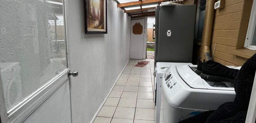 Bella Casa Comercial en Pasaje El Clavel Poniente Larapinta 1ra etapa