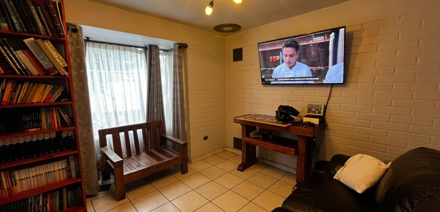 Bella Casa Comercial en Pasaje El Clavel Poniente Larapinta 1ra etapa