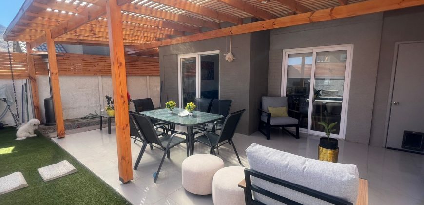 Hermosa Casa de Dos Pisos en Avenida Larapinta Oriente