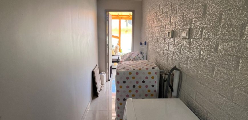 Hermosa Casa de Dos Pisos en Avenida Larapinta Oriente