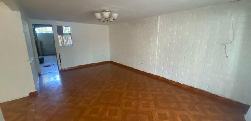 Casa amplia en Calle Directora María Mella Lampa