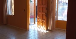 Bella casa 1 piso Pasaje Las Maravillas 2da etapa, Larapinta. Valor $ 450.000